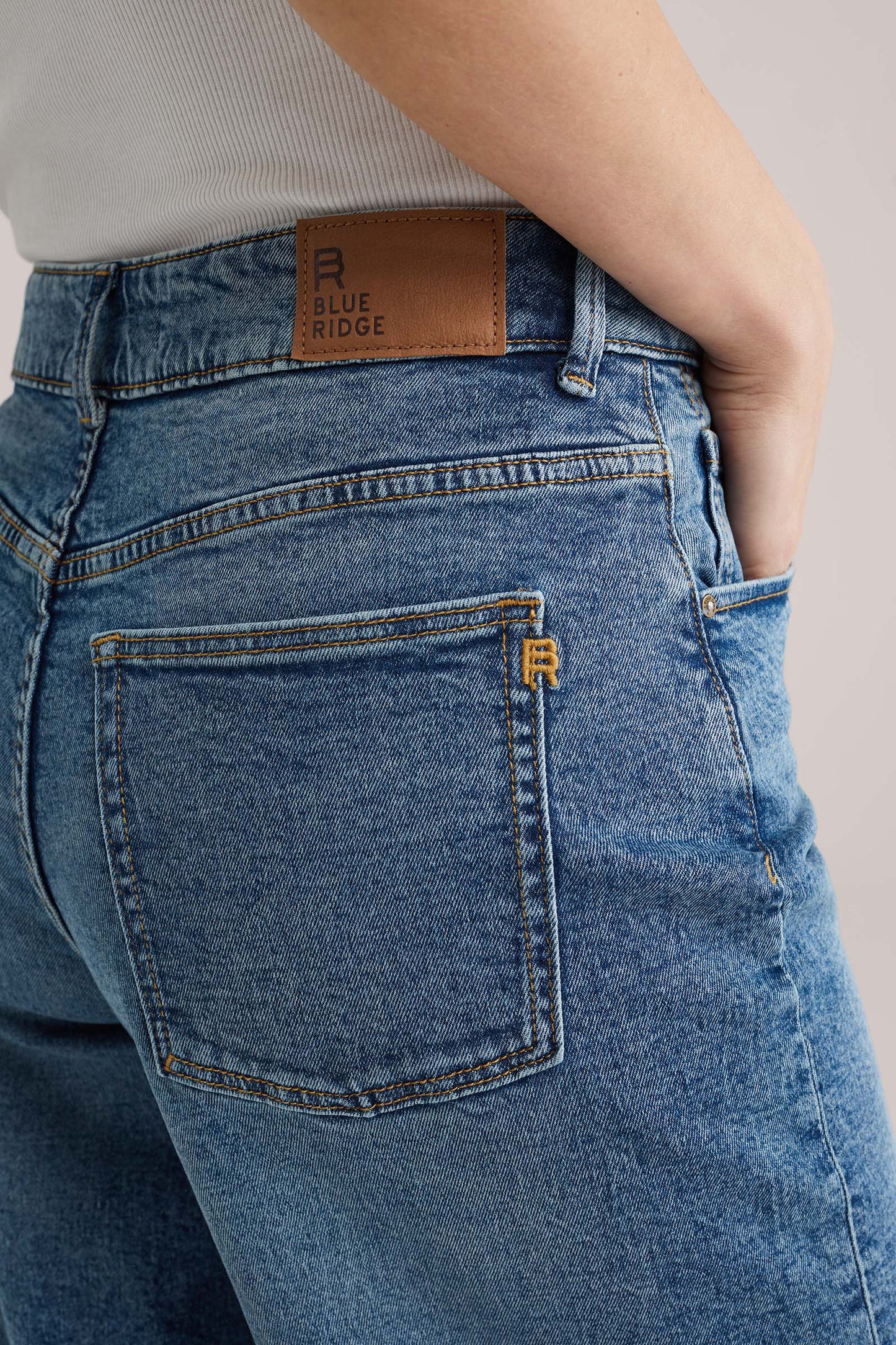 Jeans taille moyenne coupe fuselée